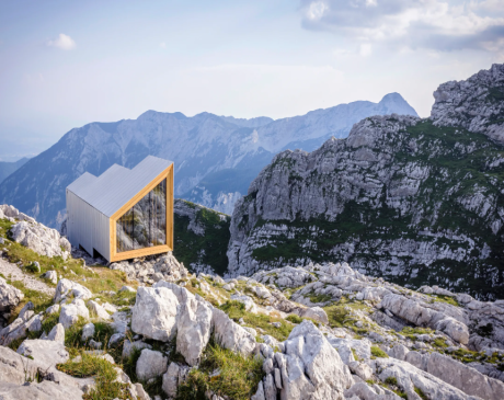 The Mountain Retreat: Sustainable Alpine Gateway