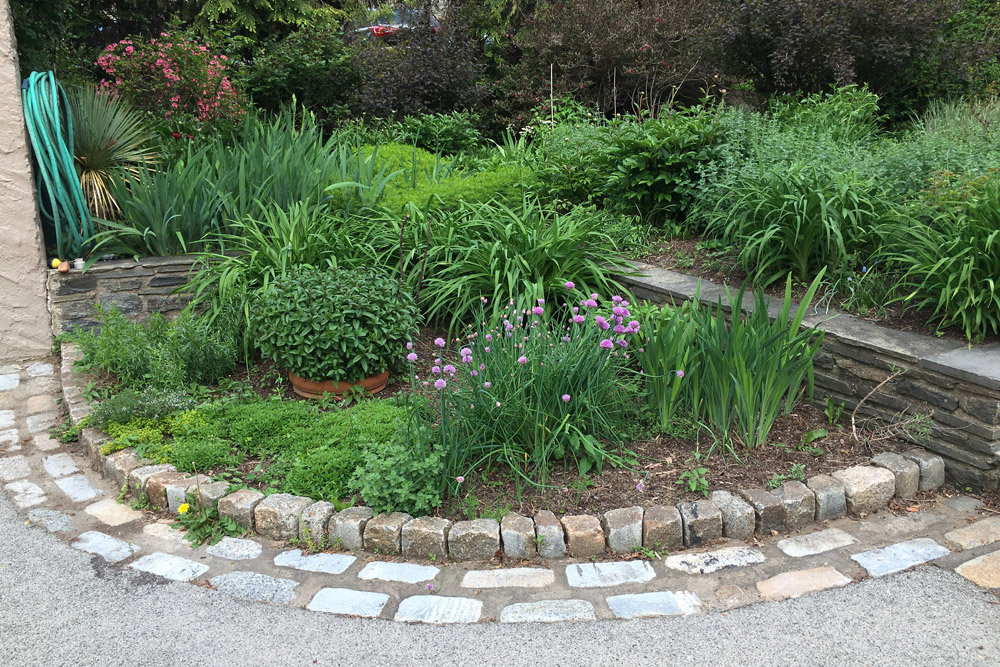 Cobblestone Garden Bed Edges