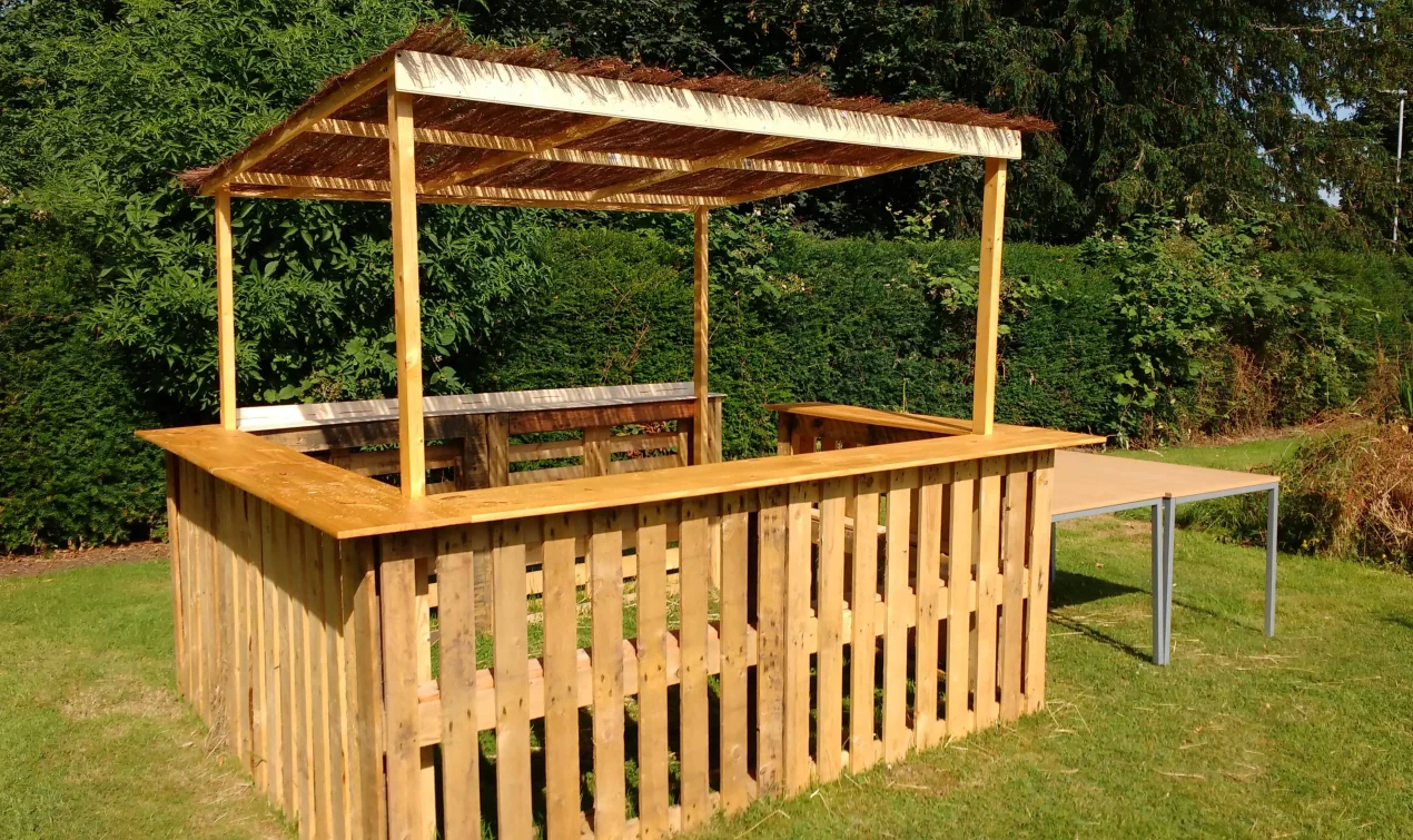 Outdoor Pallet Bar With Roof