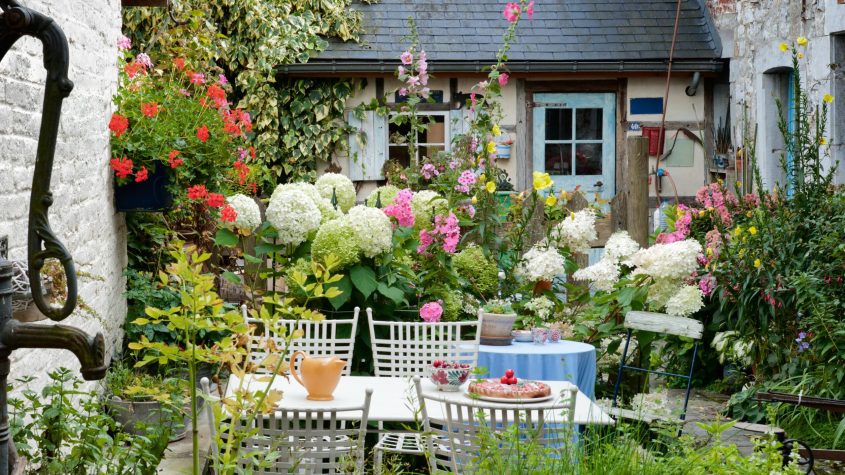 15 DIY English Style Garden Cottage Projects to Enhance Your Space