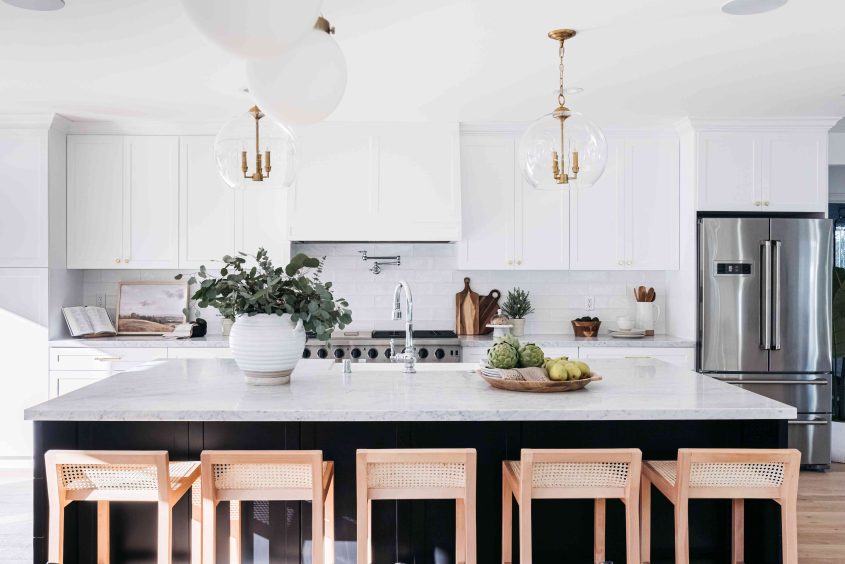 25 Stunning White Kitchen Cabinets Paired with White Countertops
